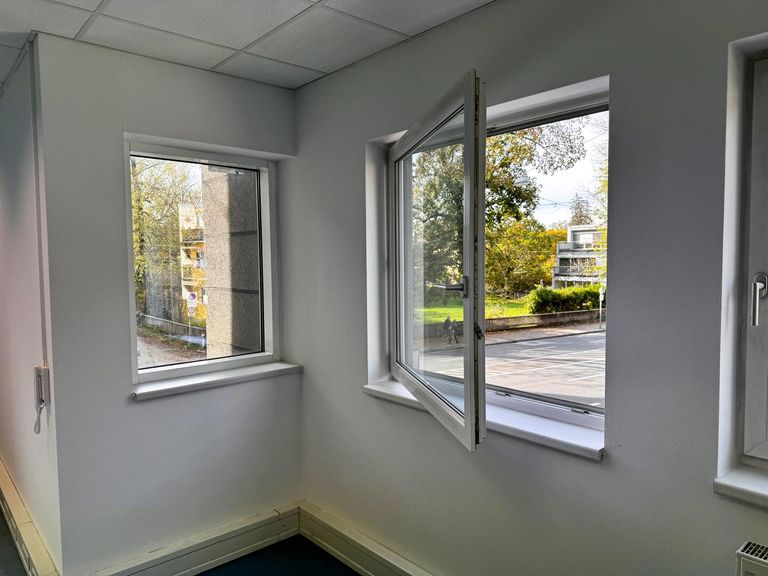 zahlreiche Fenster für angenehmes Arbeitsklima