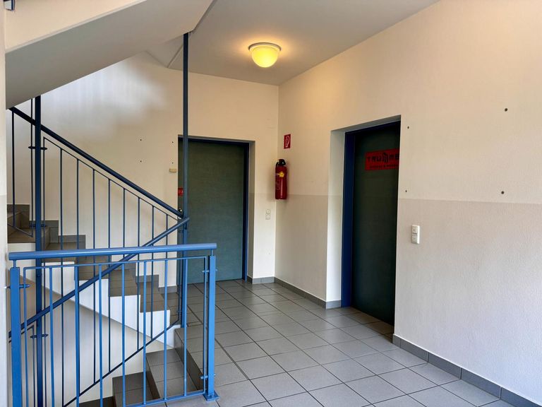 Stiegenhaus mit Bürotüren