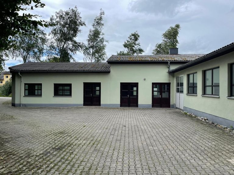 Vorplatz Innenhof - Anlieferseite