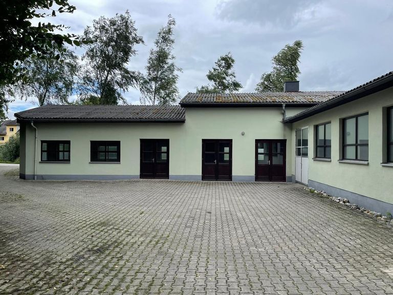 Vorplatz Innenhof - Anlieferseite