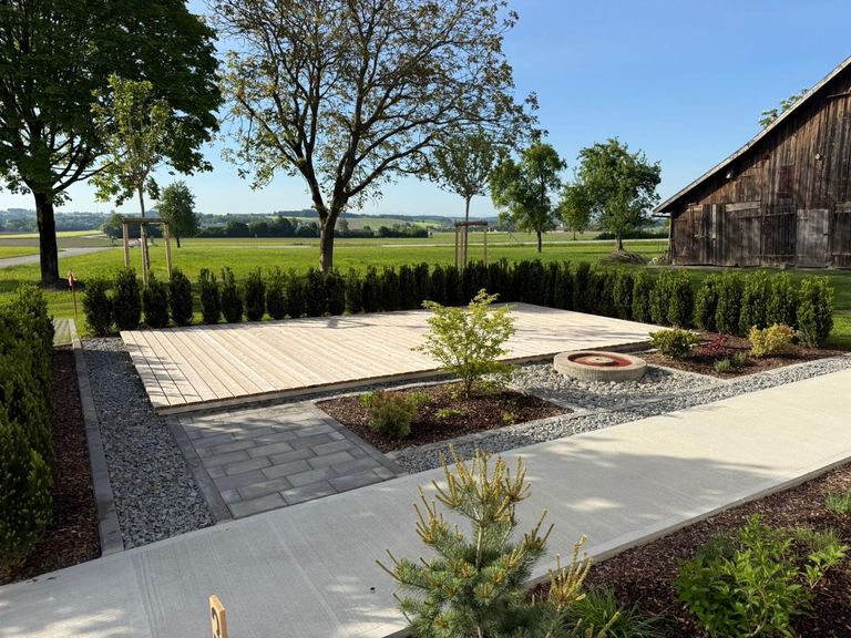 Gartenbereich_Mitarbeiter-Kunden_Terrasse