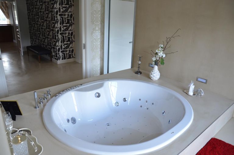 Badewanne mit Massagedüsen