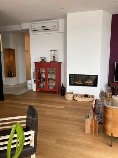 Wohnzimmer mit Kamin