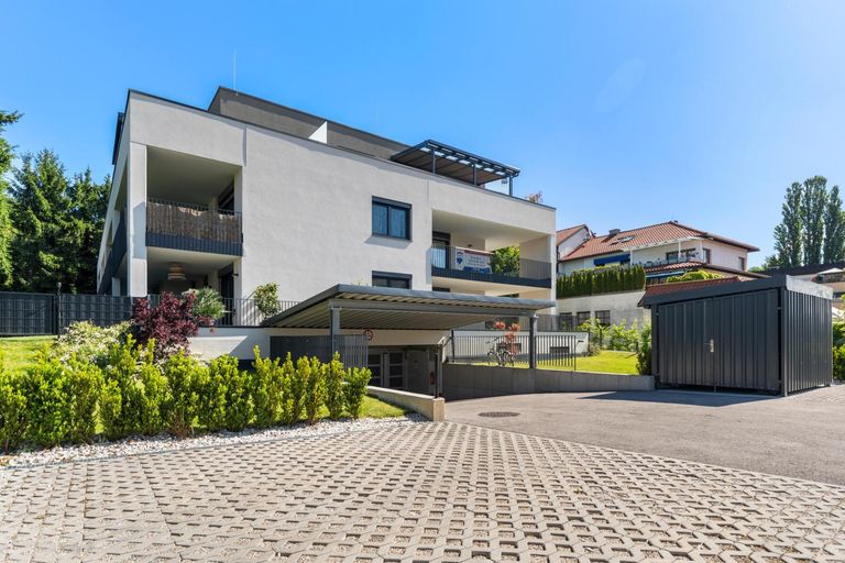 Außenansicht mit Parkplatz