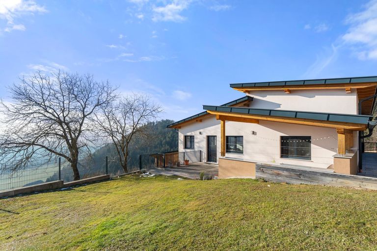 Haus samt Terrasse und Garten