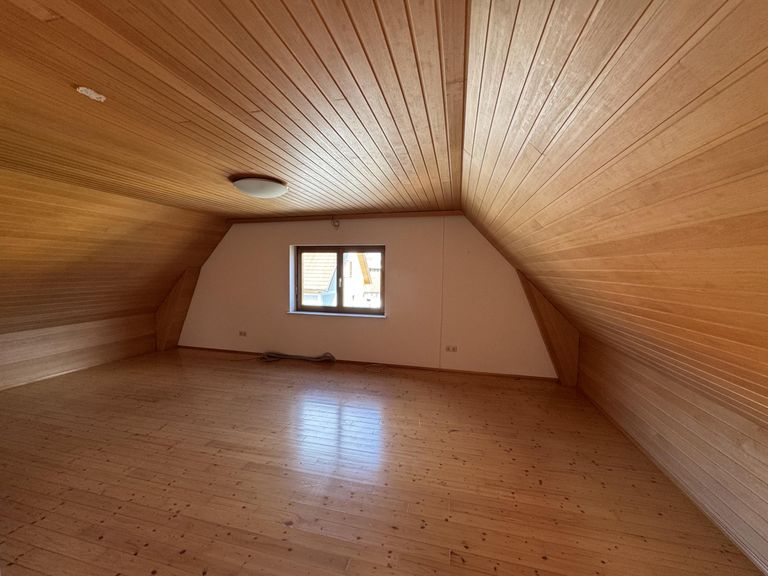 großer Raum im Dachgeschoss