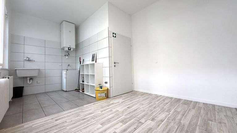 Blick zu Teeküche und WC