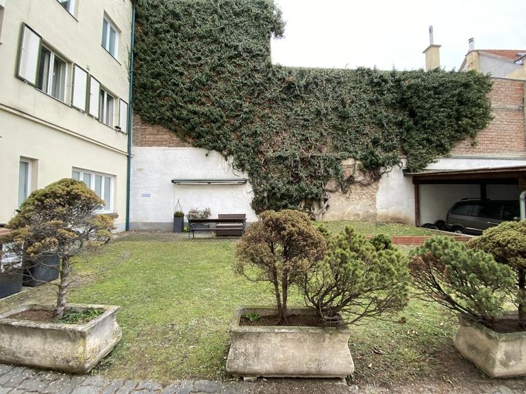 Garten mit Sitzgelegenheit