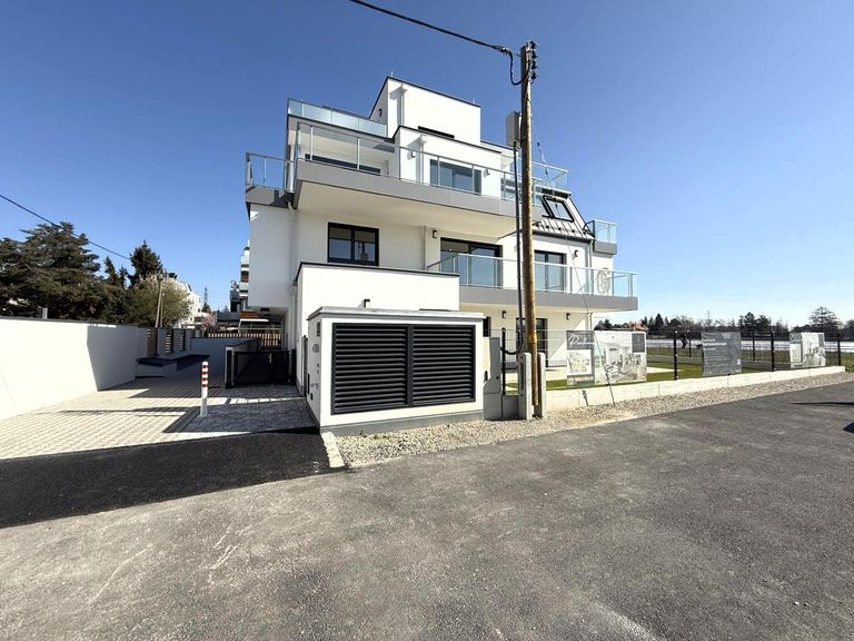 Hausanlage / Garageneinfahrt