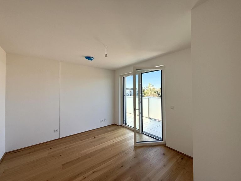 Schlafzimmer 2 von 2 ( mit eigenem Bad )