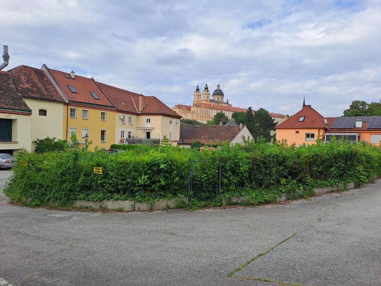 Blick über die Gartenparzelle zum Stift