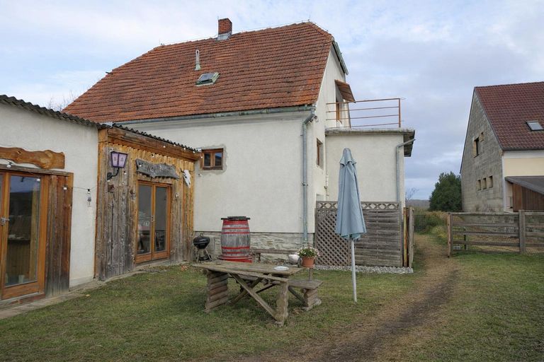 Saloon hinter dem Haus