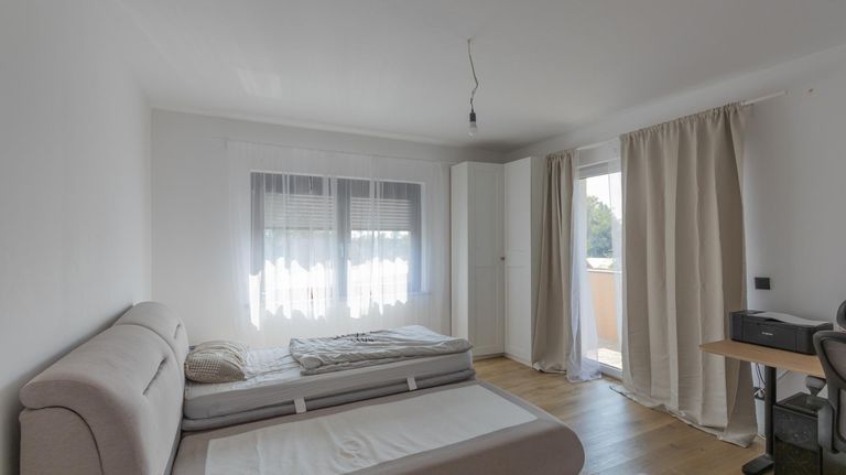 Schlafzimmer mit Balkon OG