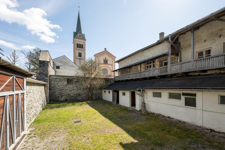 Hinterseite Hof mit Kirche