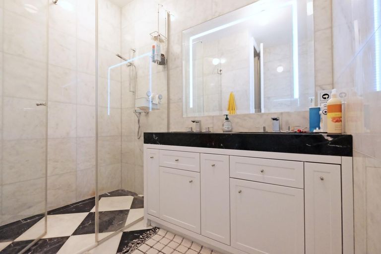 Badezimmer auf der unteren Wohnebene