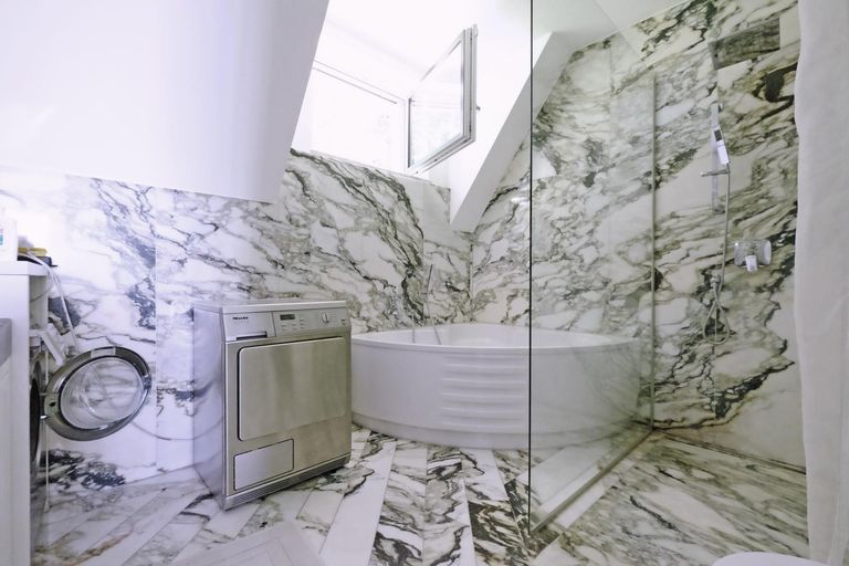 Badezimmer auf der oberen Wohnebene