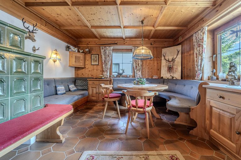 Stube mit Kachelofen