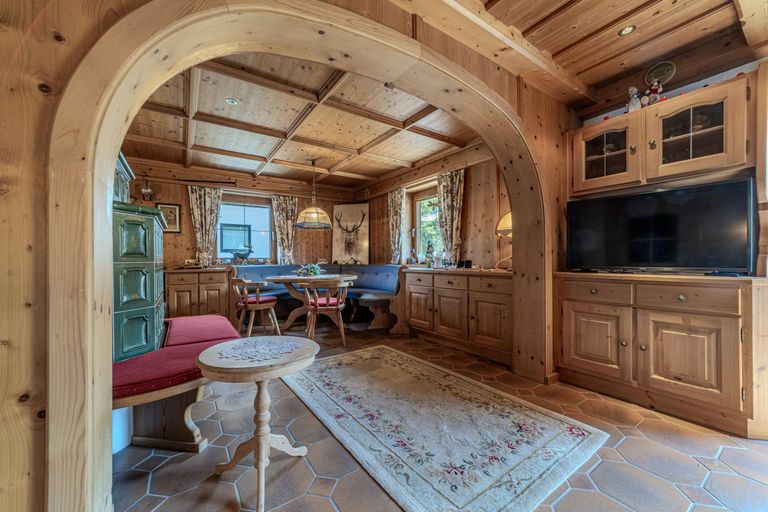 Stube mit Kachelofen