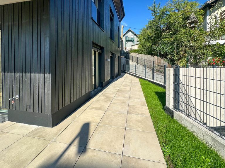 große Terrasse und Garten