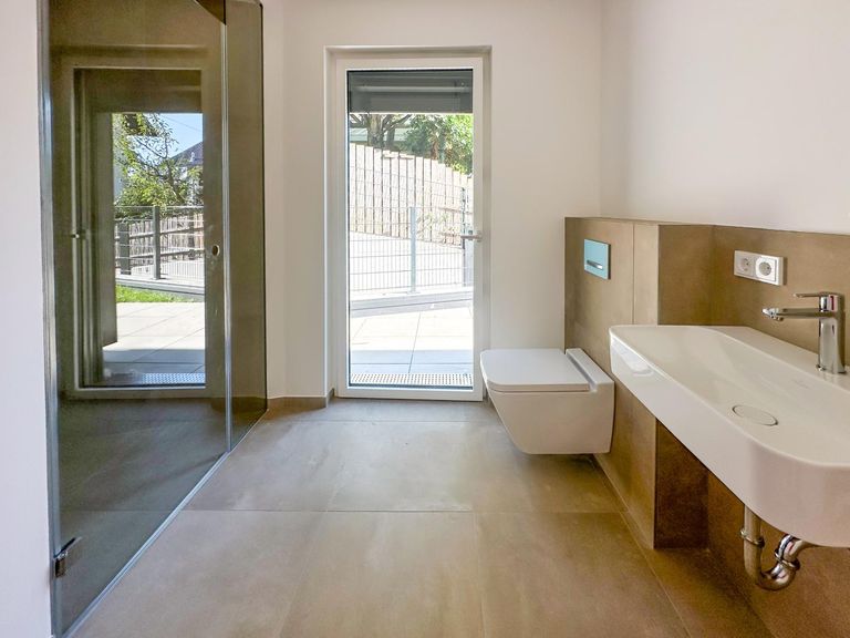 Badezimmer mit Ausgang auf die Terrasse