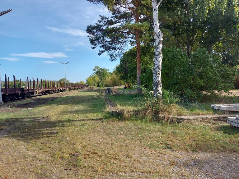 Blick auf das langgezogene Grundstück