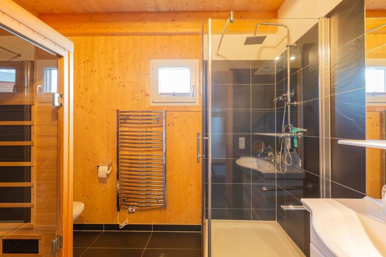 Badezimmer EG mit Infrarotkabine