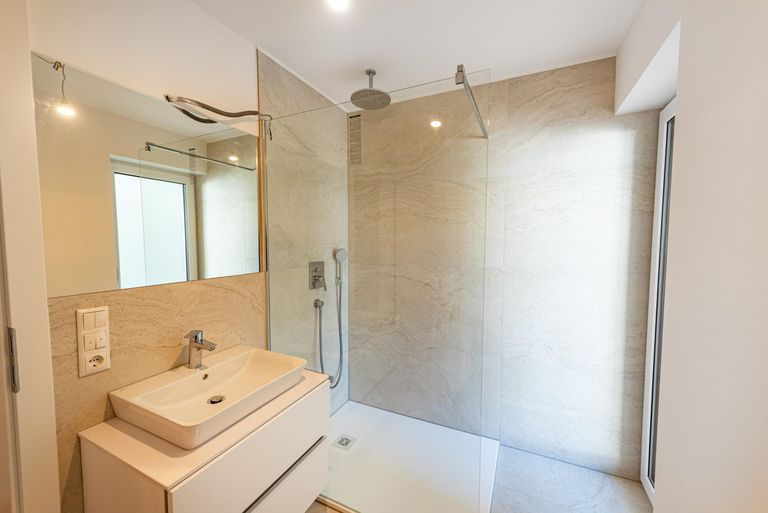 Geschmackvolles Badezimmer mit Terrassenausgang