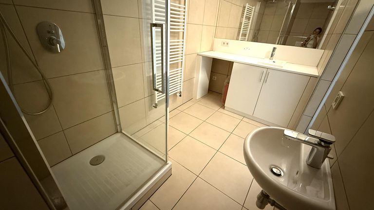 Bad mit Dusche und WC