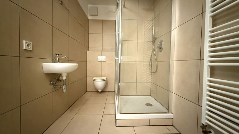 Bad mit Dusche und WC