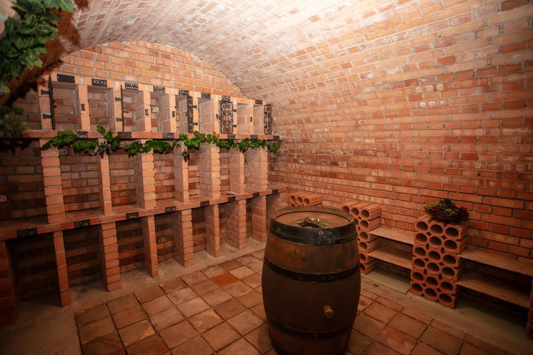 Weinkeller mit Gewölbedecke