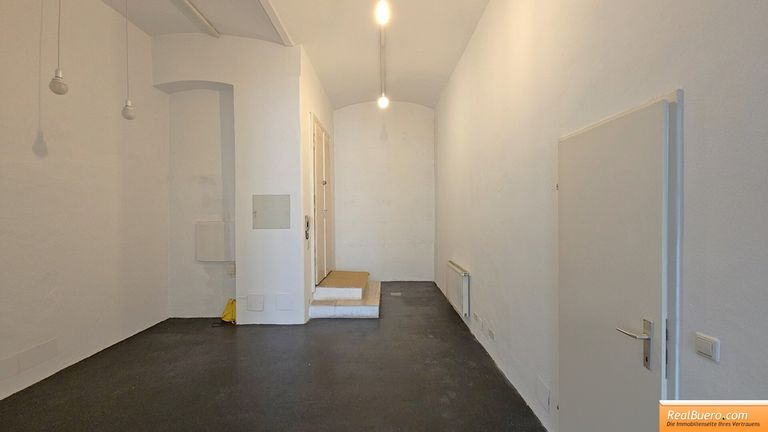 Eingangs- Empfangsbereich übers Stiegenhaus