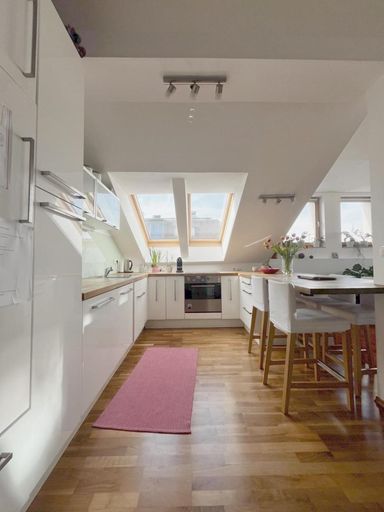 Küche mit Esstisch