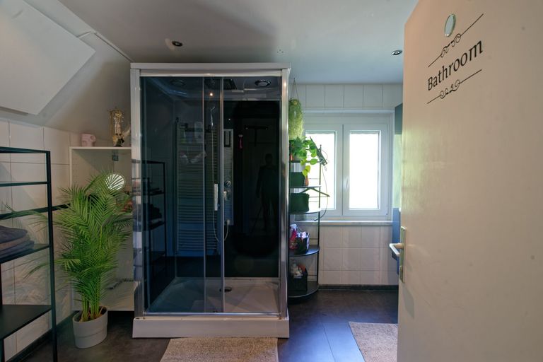 Bad mit Dusche und WC DG