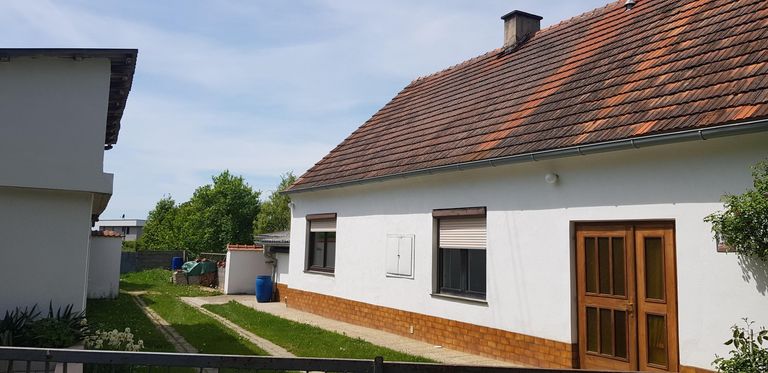 Haus mit Nebengebäude