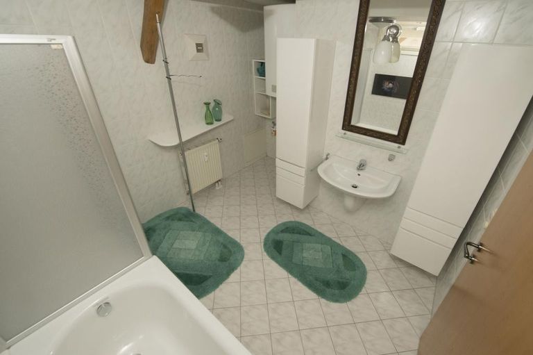 Bad mit Dusche und Wanne