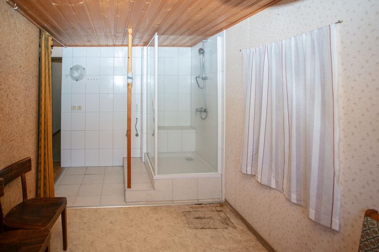 EG-Hobbyeraum mit Dusche