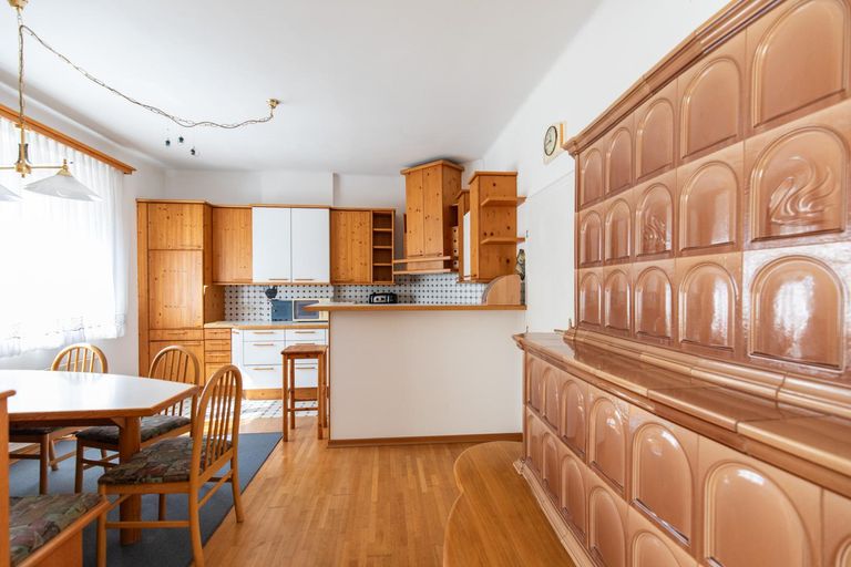 Wohnhaus Mönchhof Küche-Wohnzimmer m. Kachelofen