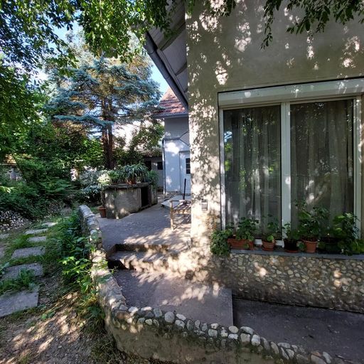 seitliche Hausansicht