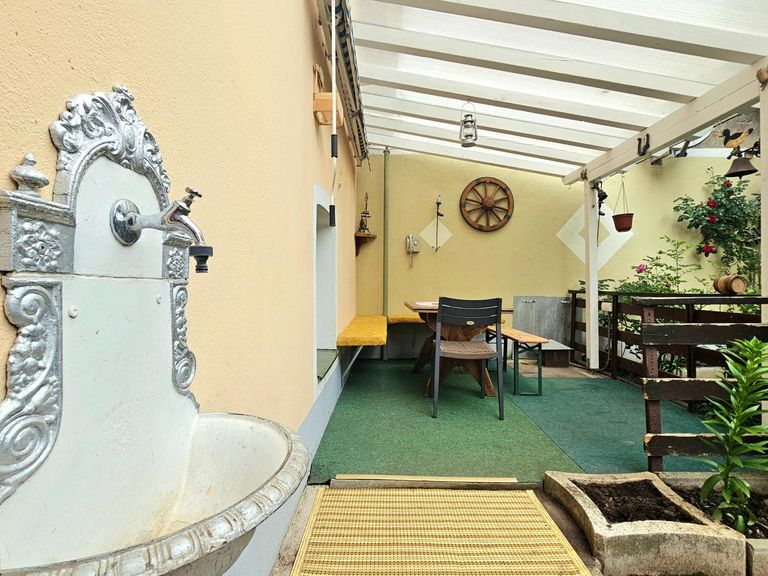 überdachte Terrasse im Innenhof