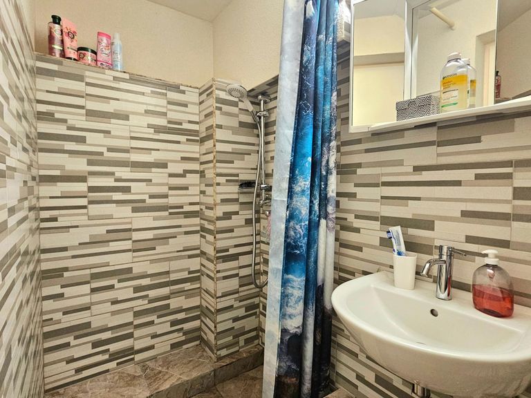 Bad mit Dusche und WC_EG