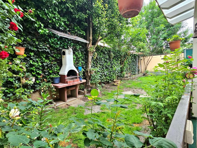 Steingrill und Garten