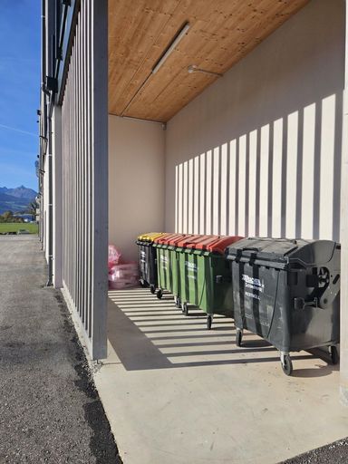 Müllplatz im Freien