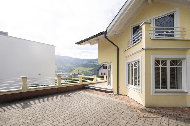 Haus mit Terrasse außen