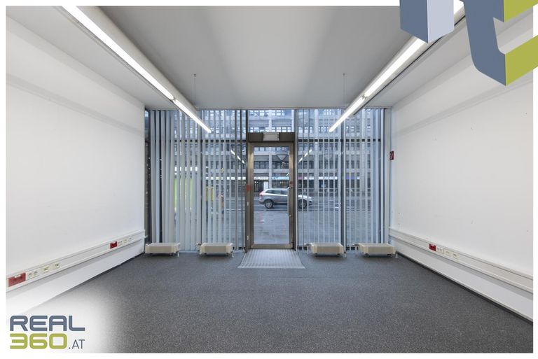 eingangsportal mit Blick auf das Rathhaus