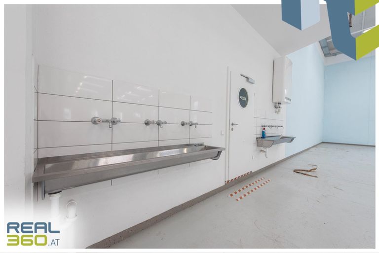 Waschbecken in der Produktions-/Lagerhalle