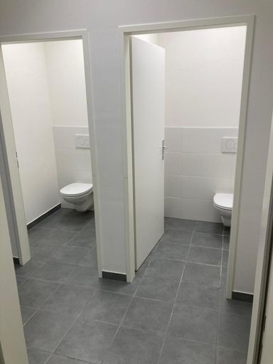 WC'