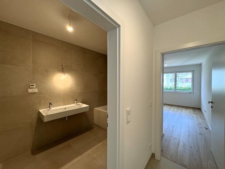 Vorraum, Blick ins Bad und Sschlafzimmer