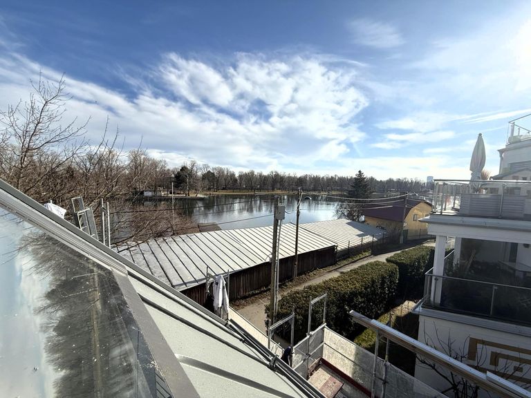 Ausblick über das Kaiserwasser / Wohnaus in Bau