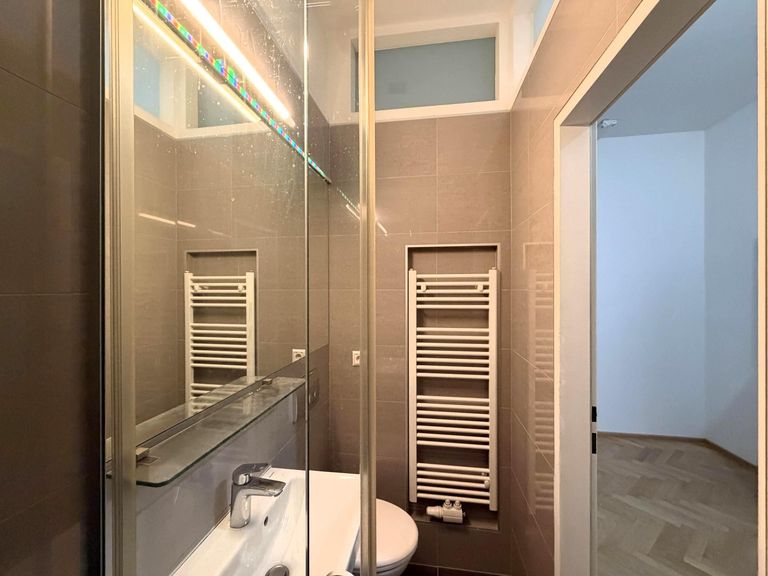 Badezimmer mit Dusche und WC