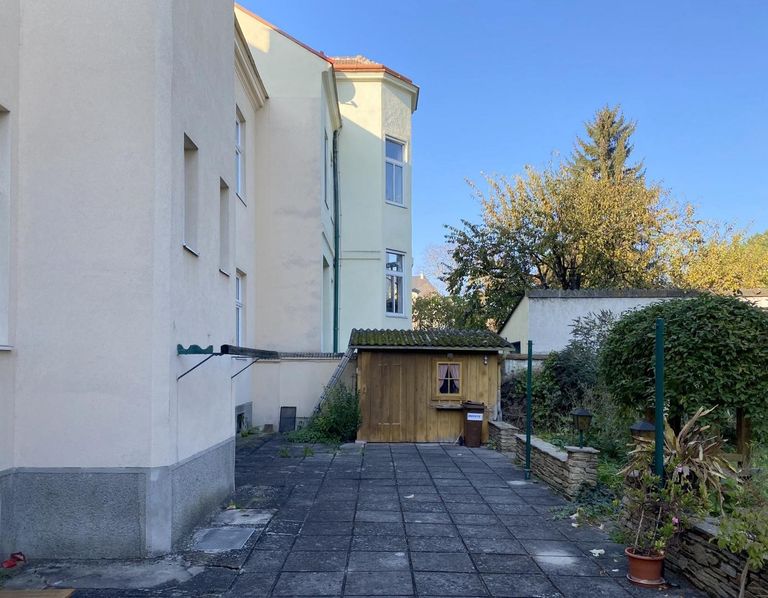 Terrasse mit Gartenhütte